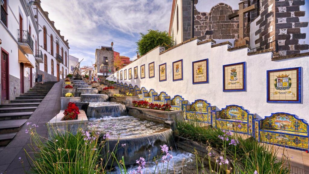 Cascada urbana de Firgas en Gran Canaria, decorada con azulejos y flores