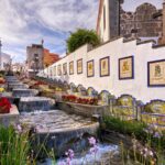 Cascada urbana de Firgas en Gran Canaria, decorada con azulejos y flores