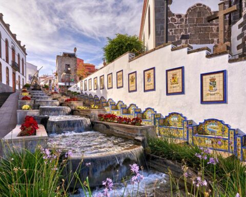 Cascada urbana de Firgas en Gran Canaria, decorada con azulejos y flores