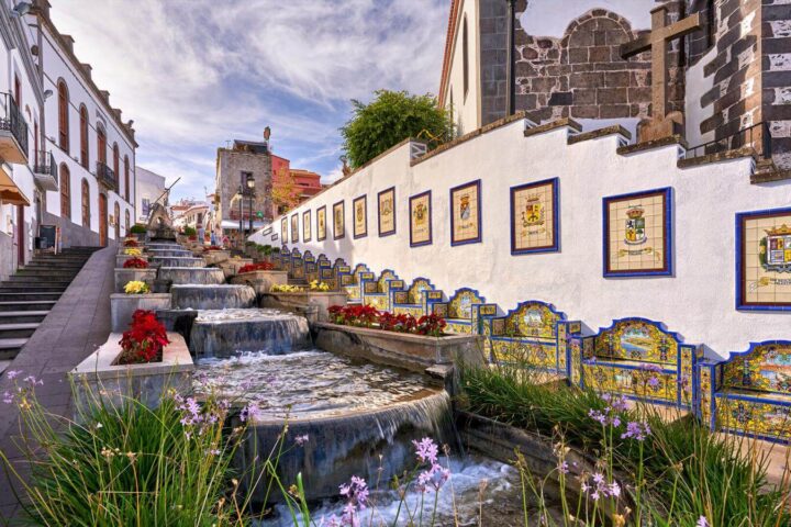 Cascada urbana de Firgas en Gran Canaria, decorada con azulejos y flores