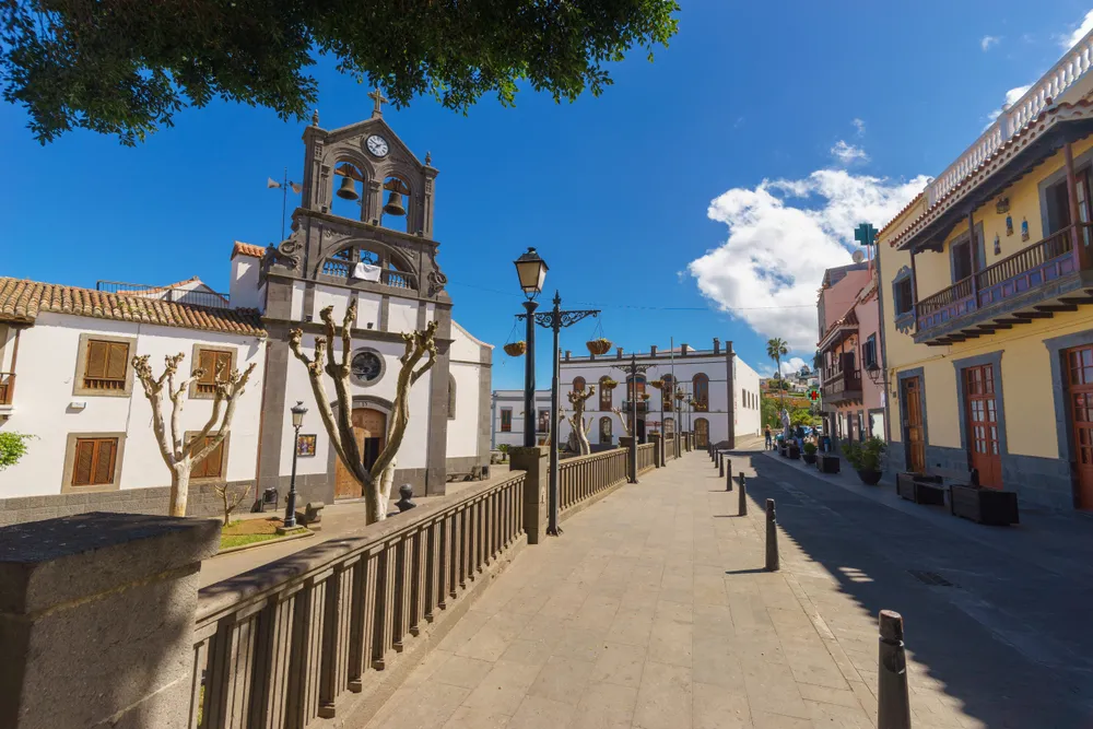 asco antiguo de Firgas en Gran Canaria, con la iglesia de San Roque y casas tradicionales canarias